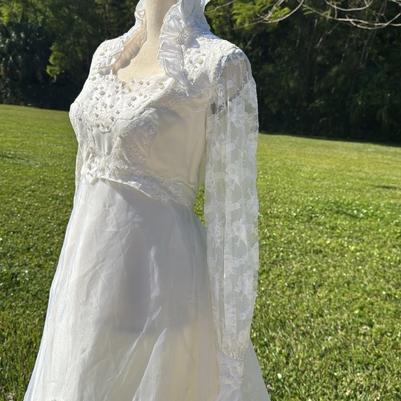 Vintage 1970s wedding gown. Size small. - Picture 5 of 8